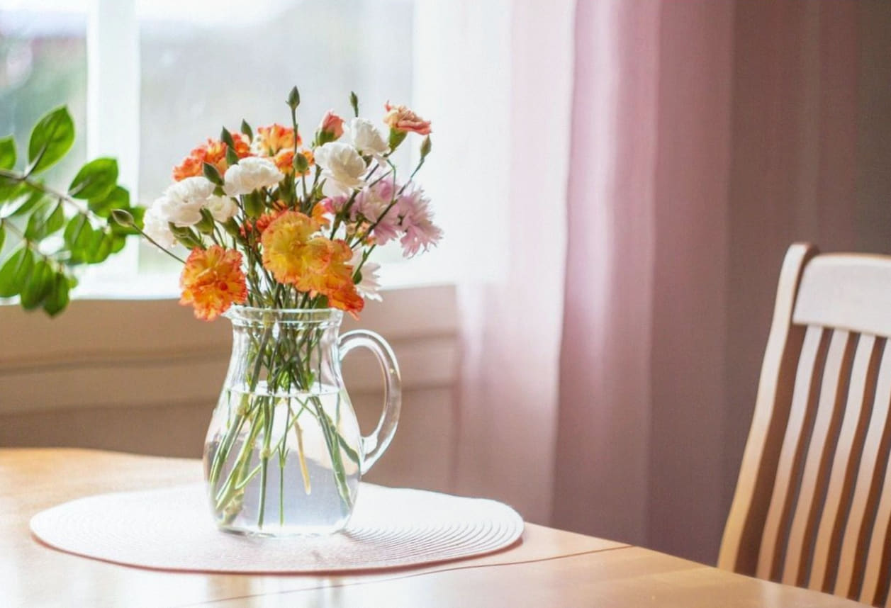 Blumenstrauß im Krug auf einem Tisch
