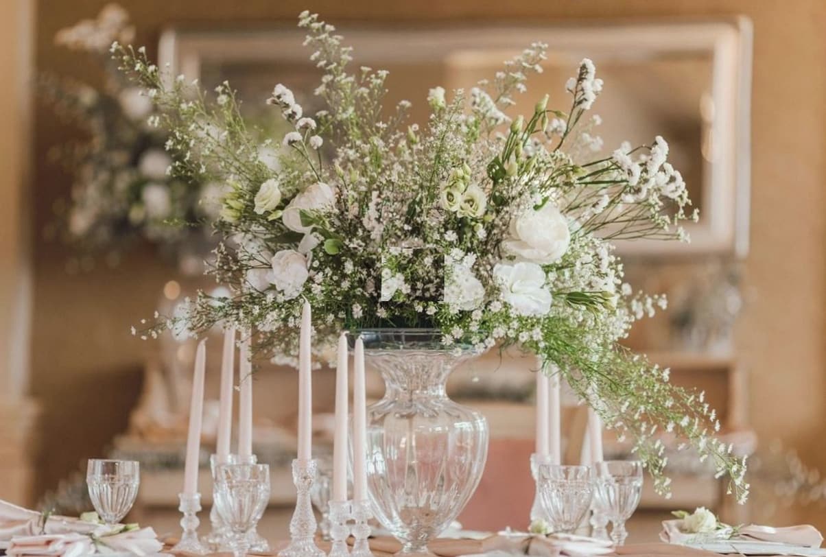 Elegante Tischdekoration mit weißen Blumen und Kerzen